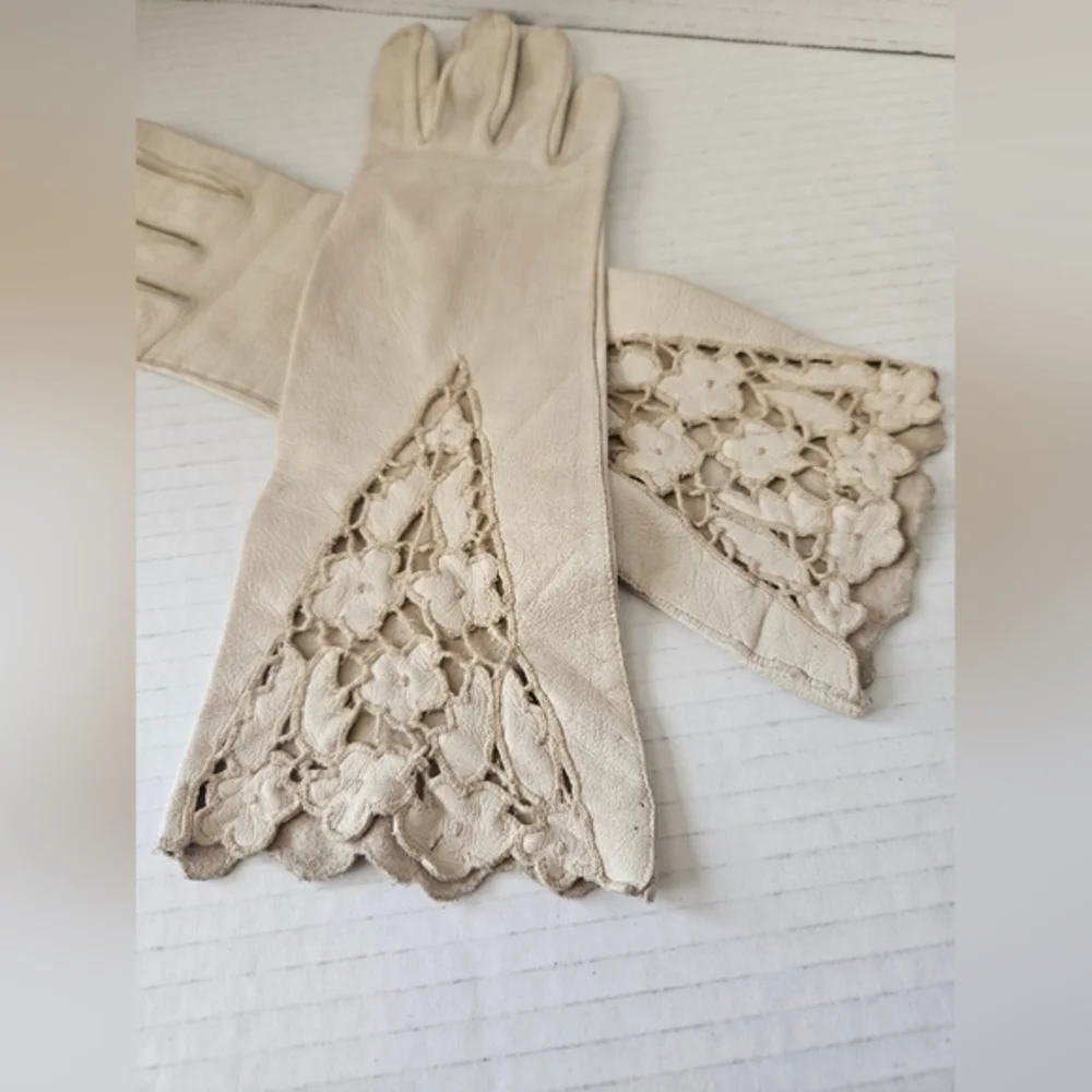 Leather and Lace vintage gloves size small‎